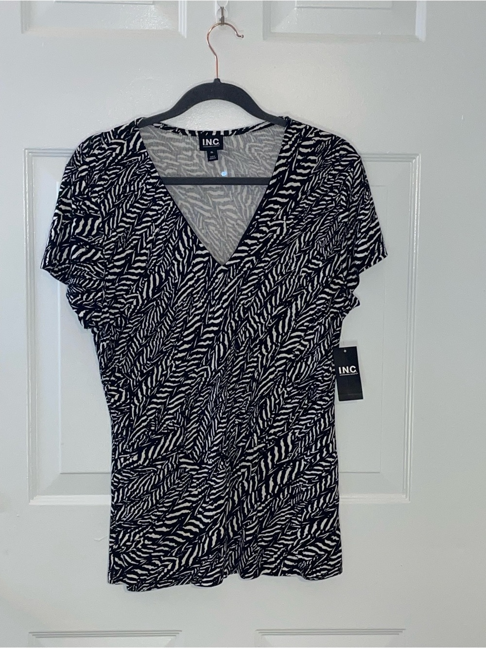 INC International Concepts Black and White V-Neck Short Sleeve Printed Top